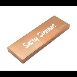 Sassy makeup palette(brush included)